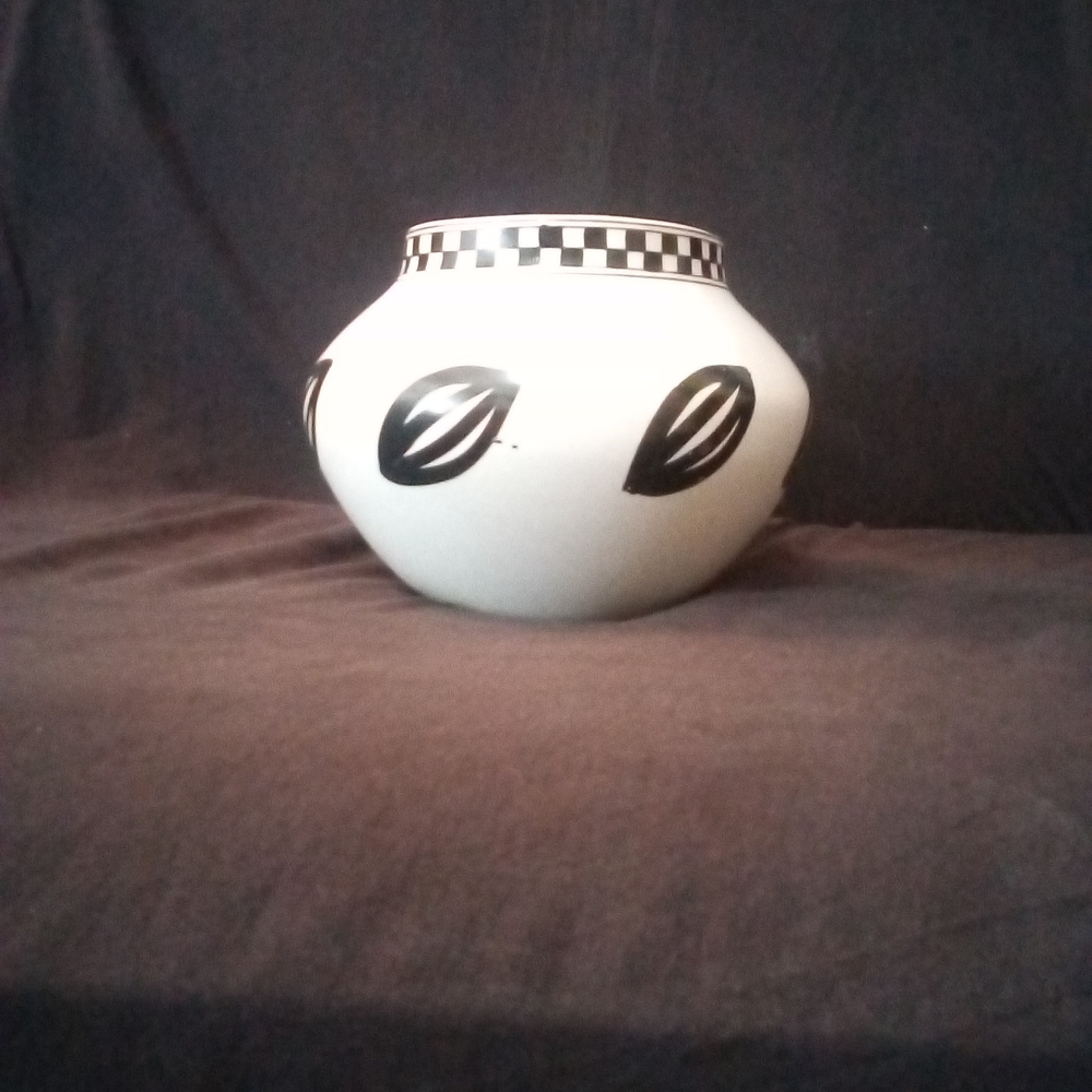 Black and White Echo Decorative Vases